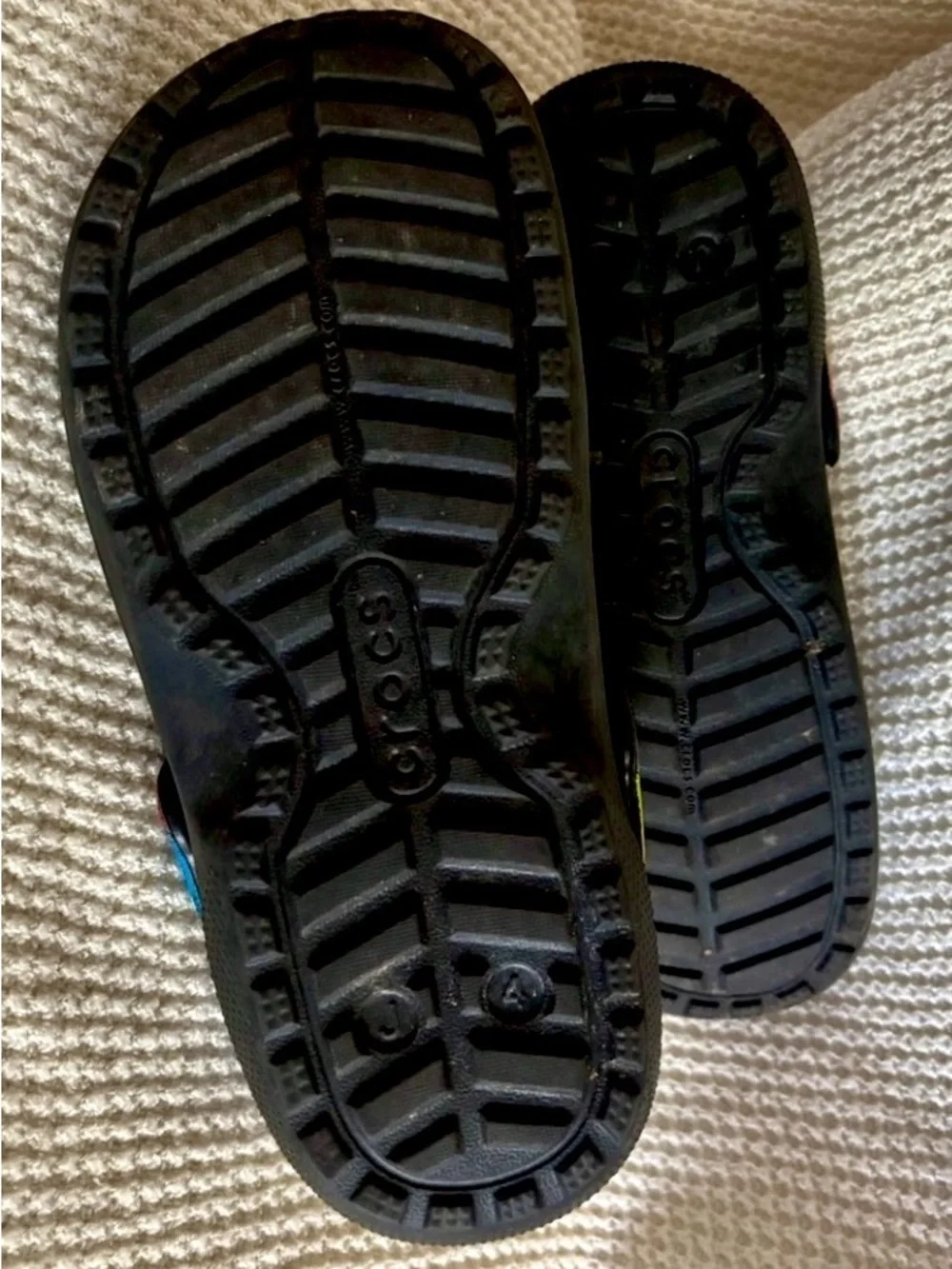 Crocs Kids 4 Black Lined Clogs – Rainbow Fuzzy Interior - Picture 11 of 11